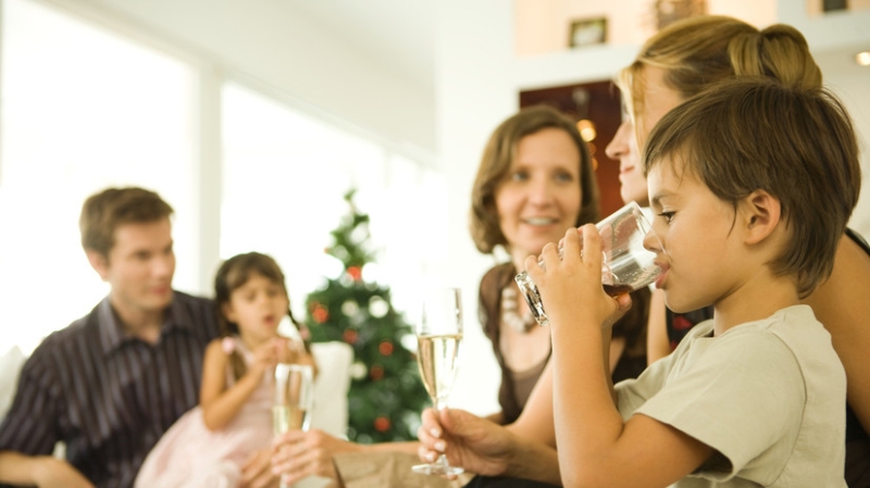 В России призвали запретить свободную продажу копирующих взрослые товаров для детей