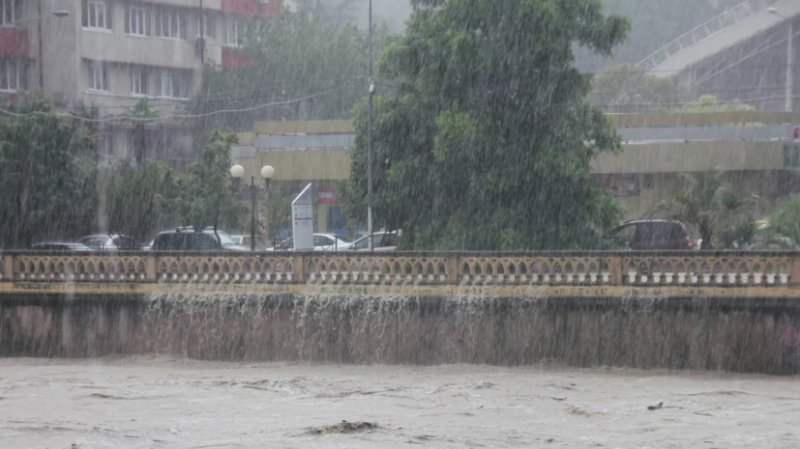 В Сочи заявили о подтоплении двух домов и участков федеральной трассы из-за сильного ливня