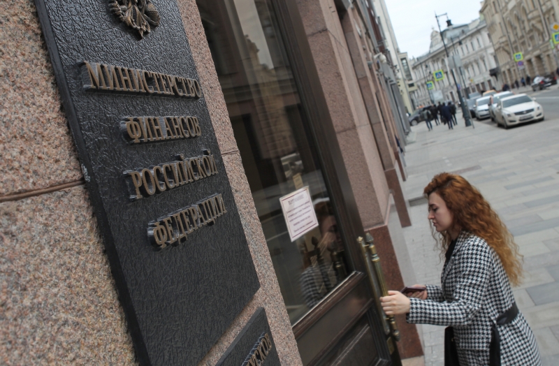 В сторону равновесия: как могут измениться курсы доллара и евро в сентябре