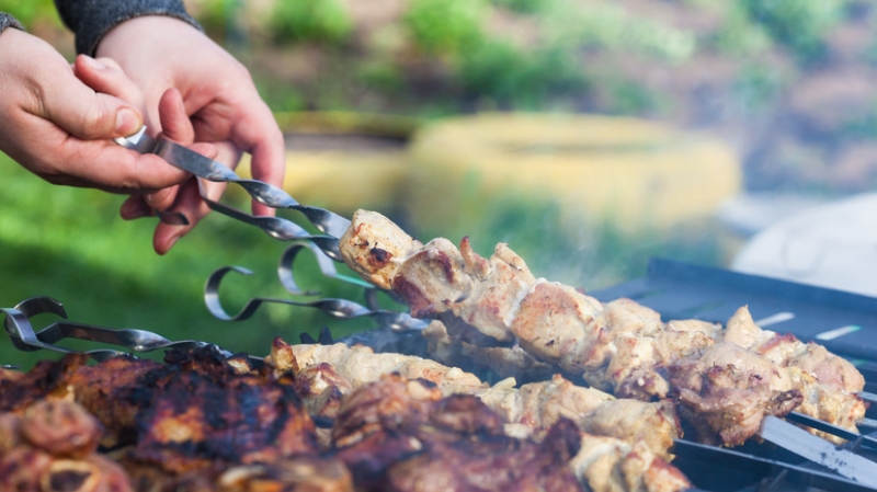 &laquo;Ведомости&raquo;: траты россиян на шашлычный набор выросли на 16%