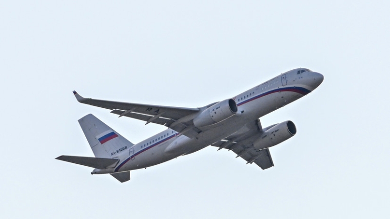 Вернувшихся после обмена россиян в аэропорту Москвы встречает почётный караул