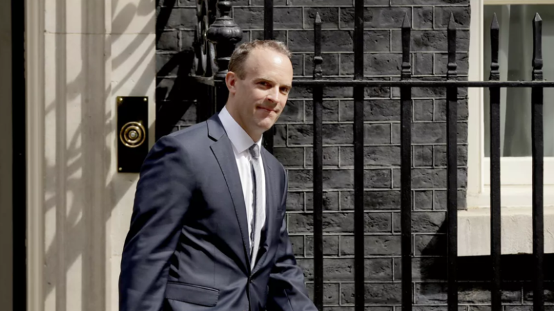 Вице-премьер Британии Рааб подал в отставку после расследования его поведения