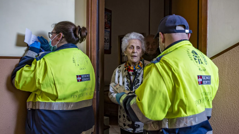 Власти Москвы продолжат убеждать лиц из групп риска оставаться дома