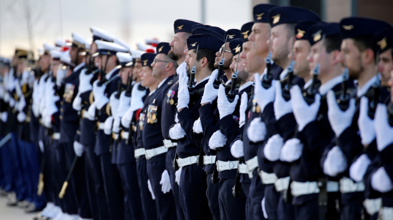 Во Франции военные поддержали предупредивших о распаде страны генералов