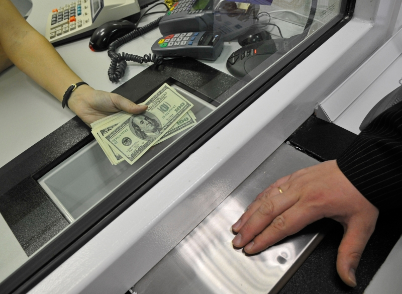 Вопрос покупки: как смягчение ограничений ЦБ сказалось на продаже наличной валюты в России