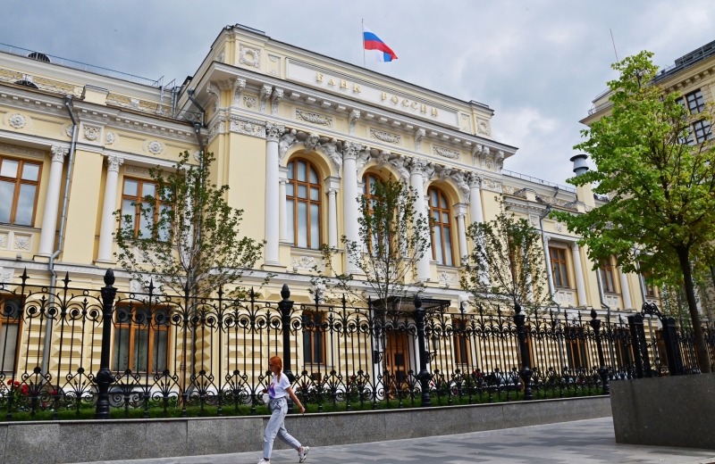 Впервые за полтора года: курс доллара на Мосбирже поднялся выше 100 рублей