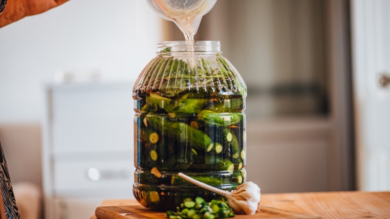 Врач Кашух рассказала, как избежать отравления домашними консервами