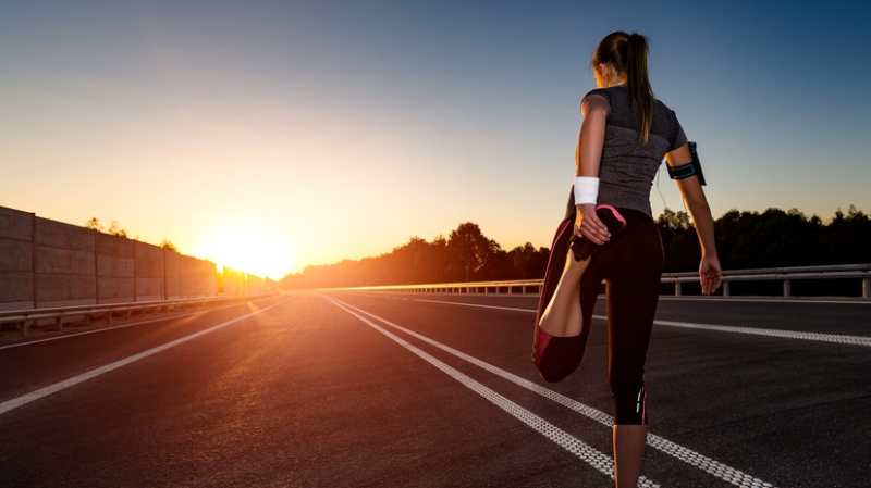 Врач назвал два напитка, которые необходимы во время тренировки в жаркую погоду