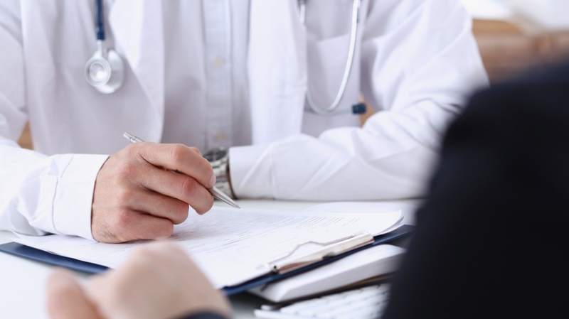 Врач советует носить одежду с манжетами для защиты от лихорадки Западного Нила