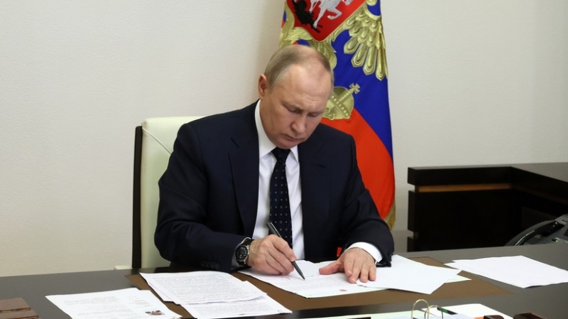 &laquo;За мужество и героизм&raquo;: Путин присвоил старшему лейтенанту Александру Попову звание Героя России посмертно