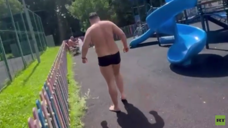 Загоравший на детской площадке в Москве полуголый мужчина набросился на девушку