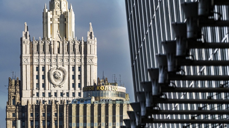 Захарова заявила об отсутствии у МИД Франции права диктовать странам условия по вакцинации