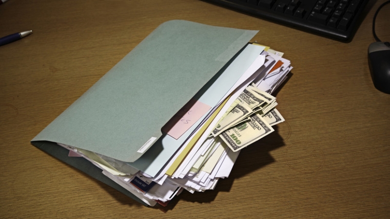 Замглавы Архангельска заподозрили в получении взятки за махинации с полигоном ТБО