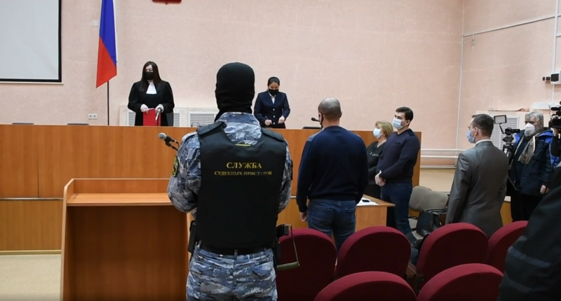 «Заслуживают максимального наказания»: в Кемерове судят полицейских, не отреагировавших на сообщения об убийстве