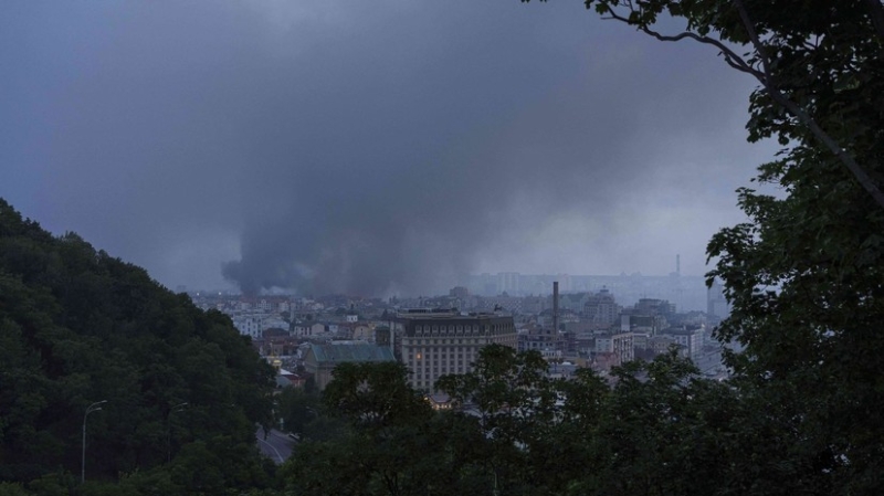 Затянуло чёрным дымом: что известно о ночных взрывах в Киеве
